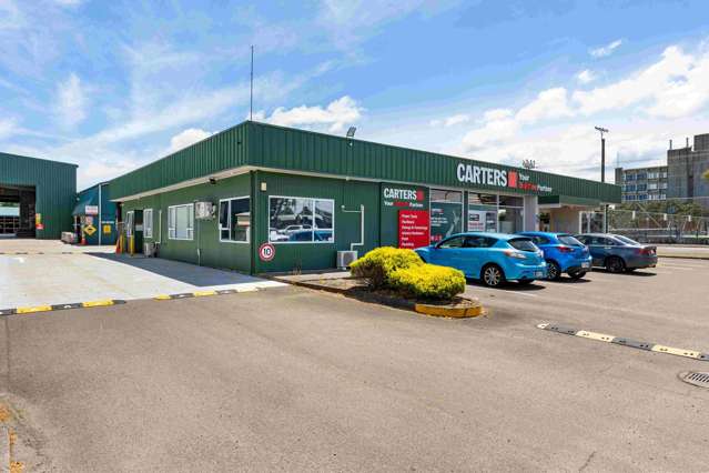 Investors tool up for building supplies premises